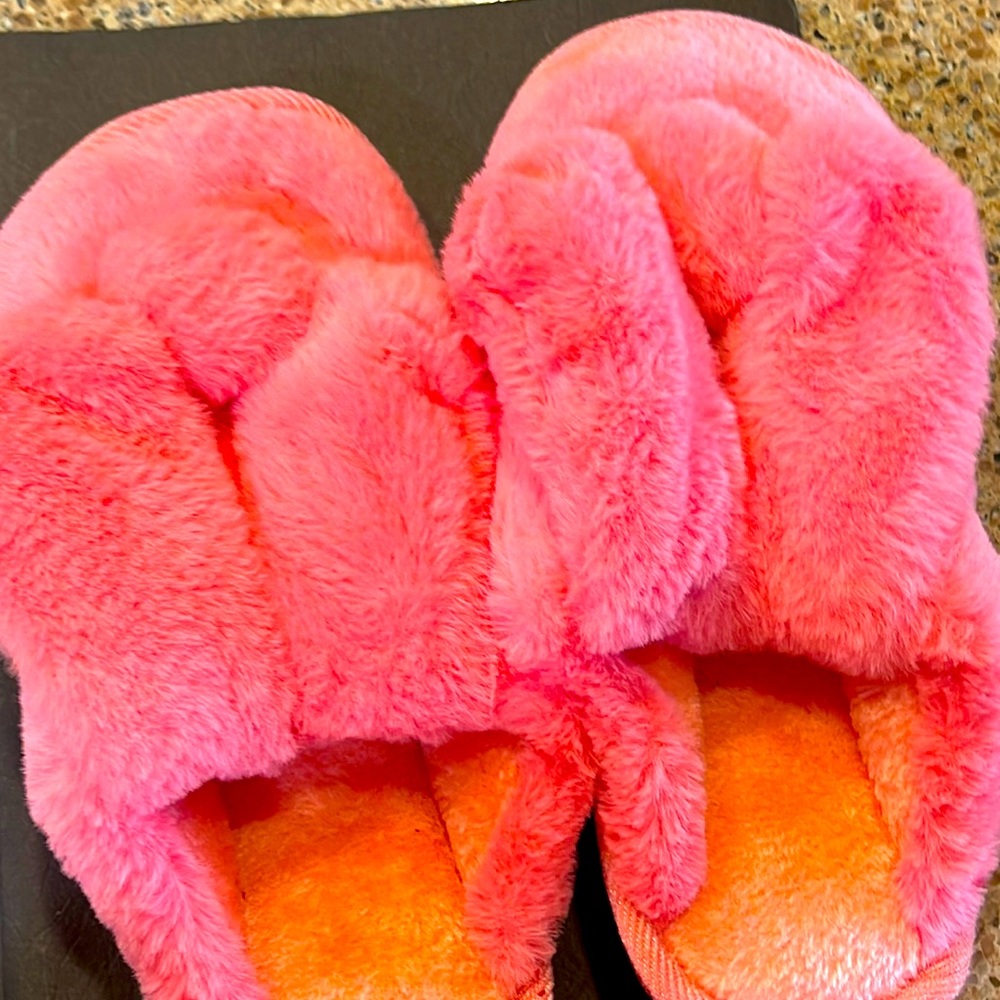 In-door Fuzzy Women’s Slippers
